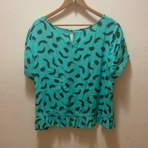 TORRID FEATHER PRINT RUFFLE BLOUSE Size 1X - Picture 5 of 6